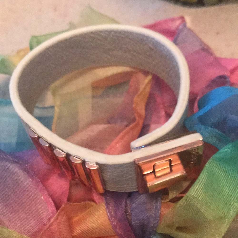 BCBG Rose Gold & White Leather Bracelet. - Picture 4 of 11